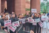 وزیر تعلیم دھرمیندر پردھان کی برطرفی کا مطالبہ کرتے ہوئے پارلیمنٹ کمپلیکس میں اپوزیشن کا احتجاج