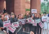 وزیر تعلیم دھرمیندر پردھان کی برطرفی کا مطالبہ کرتے ہوئے پارلیمنٹ کمپلیکس میں اپوزیشن کا احتجاج