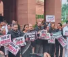 وزیر تعلیم دھرمیندر پردھان کی برطرفی کا مطالبہ کرتے ہوئے پارلیمنٹ کمپلیکس میں اپوزیشن کا احتجاج