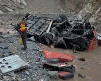 پاکستان میں سڑک حادثے میں 15 افراد ہلاک ہو گئے۔