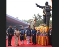 مرمو، مودی، اور برلا نے امبیڈکر کو ان کے مہاپرینیرون دیوس پر خراج عقیدت پیش کیا