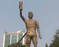 میسی نے عملی طور پر اپنے مجسمے کی نقاب کشائی کی، شاہ رخ خان بھی موجود تھے۔