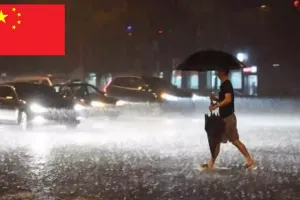 چین میں طوفانی بارشوں کے پیش نظر بلیو الرٹ جاری کر دیا گیا۔