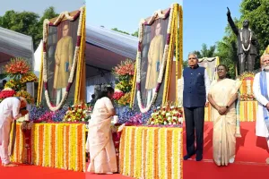 مرمو، دھنکھر، مودی اور دیگر لیڈروں نے امبیڈکر جینتی پر پھول چڑھائے