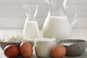 دودھ اور کچے انڈوں کو ایک ساتھ پینا جسم کے لیے انتہائی مفید ہے