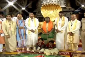 صدر مرمو نے تروملا کے وینکٹیشور مندر میں پوجا کی