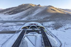 سنکیانگ میں دنیا کی طویل ترین ایکسپریس وے سرنگ ٹریفک کے لیے کھول دی گئی