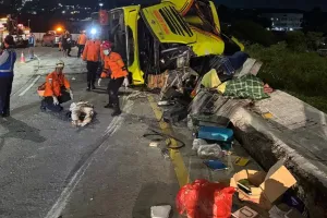 انڈونیشیا میں سڑک حادثے میں 15 افراد ہلاک، 19 زخمی