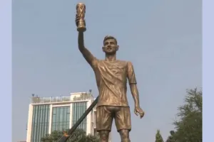 میسی نے عملی طور پر اپنے مجسمے کی نقاب کشائی کی، شاہ رخ خان بھی موجود تھے۔