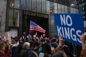 ICE کے خلاف ہزاروں افراد نیویارک کی سڑکوں پر نکل آئے