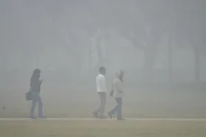 دہلی کو دھند نے لپیٹ میں لے لیا، ہوا کے معیار کا انڈیکس انتہائی خراب زمرے میں پہنچ گیا