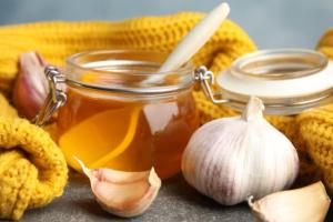 شہد اور لہسن ایک ساتھ آپ کی صحت کو بہت سے فوائد فراہم کر سکتے ہیں۔