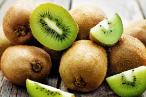 کیوی پھل صحت کے لیے بہت فائدہ مند سمجھا جاتا ہے۔