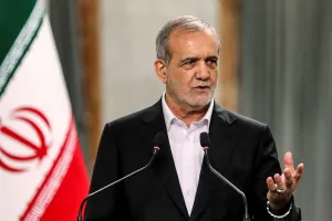 دنیا کو ایرانیوں کو اپنے ملک کے دفاع کے لیے سڑکوں پر آنے کا مشاہدہ کرنا چاہیے: پیزشکیان