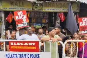 کولکتہ کے کالی گھاٹ مندر کے باہر چیف الیکشن کمشنر گیانیش کمار کو کالے جھنڈے دکھائے گئے