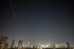 ٹرمپ اور ایران کی لفظی جنگ کے درمیان تل ابیب پر ایرانی میزائلوں کی بارش