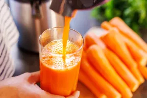 گاجر کا رس صحت کے لیے بہت فائدہ مند سمجھا جاتا ہے۔