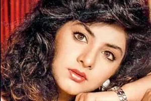 دیویا بھارتی نے اپنے رومانوی دلکشی سے سامعین کے ساتھ ایک خاص تعلق پیدا کیا