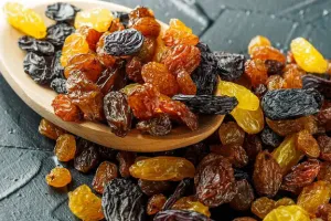 کشمش غذائی اجزاء کا ذخیرہ ہے