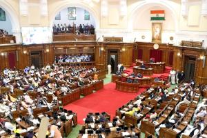 خواتین کے ریزرویشن پر یوپی اسمبلی میں ہنگامہ، حکمراں پارٹی اور اپوزیشن آمنے سامنے