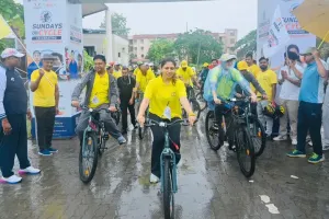 کھڈسے گوہاٹی میں 'فٹ انڈیا سنڈے آن سائیکل' کے خصوصی کامن ویلتھ گیمز ایڈیشن کی قیادت کرتے ہیں