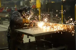 مشرق وسطیٰ کے بحران کے درمیان اپریل میں مینوفیکچرنگ کی سرگرمیاں بحال ہوئیں