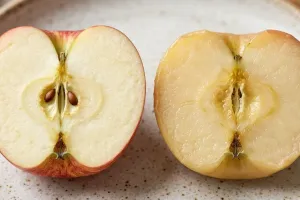 سیب کچا کھانا زیادہ فائدہ مند ہے یا پکا کر؟