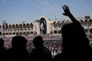 شہید ایرانی سپریم لیڈر علی خامنہ ای کی نمازِ جنازہ: ہزاروں افراد کے ’انتقام‘ اور ’امریکہ مردہ باد‘ کے نعرے
