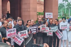 وزیر تعلیم دھرمیندر پردھان کی برطرفی کا مطالبہ کرتے ہوئے پارلیمنٹ کمپلیکس میں اپوزیشن کا احتجاج