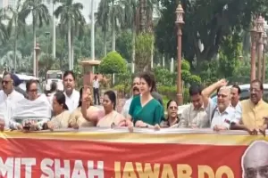 اپوزیشن ارکان پارلیمنٹ نے پیر کو پارلیمنٹ کمپلیکس میں احتجاج کیا
