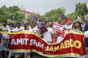 اپوزیشن ارکان پارلیمنٹ نے منگل کو بھی پارلیمنٹ ہاؤس کے احاطے میںحتجاج کیا