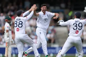 انگلینڈ نے پاکستان کو 8 وکٹوں سے شکست دے کر تین میچوں کی سیریز 3-0 سے جیت لی