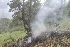 بدری ناتھ سے دہرادون جانے والا ہیلی کاپٹر گر کر تباہ۔ طیارے میں پائلٹ سمیت چھ افراد سوار تھے