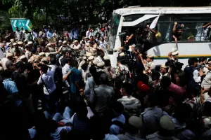 دہلی میں AAP، ممبئی میں CJP نے الیکشن کمیشن کے خلاف محاذ کھولا