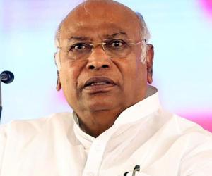 کھرگے نے مودی کو خط لکھ کر خواتین کے ریزرویشن اور حد بندی کے بارے میں سنگین سوالات اٹھائے