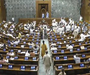 اپوزیشن ارکان کے ہنگامہ آرائی کے باعث جمعرات کو لوک سبھا کی کارروائی دن بھر کے لیے ملتوی کر دی گئی