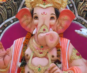 ہندو مذہب کسی بھی نئینئے کام   کو شروع کرنے سے پہلے بھگوان گنیش کی پوجا کرنے   کی روایت ہے۔