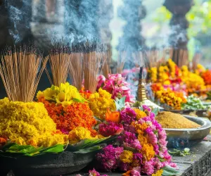 ہندو مذہب میں خدا کی عبادت یں پھولوں کو خاص اہمیت حاصل ہے