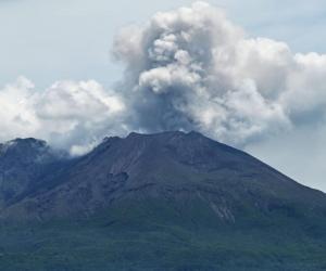 جاپان میں ساکوراجیما آتش فشاں پھٹنے سے 4400 میٹر تک دھوئیں کے بادل پھیل گئے