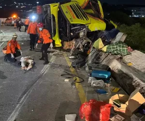 انڈونیشیا میں سڑک حادثے میں 15 افراد ہلاک، 19 زخمی