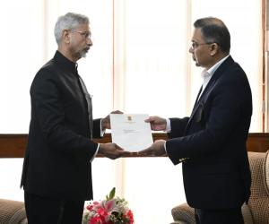 جے شنکر بنگلہ دیش پہنچ گئے، مودی کا ذاتی خط طارق رحمان کو سونپا