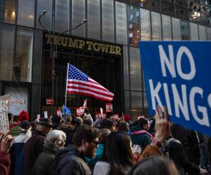 ICE کے خلاف ہزاروں افراد نیویارک کی سڑکوں پر نکل آئے