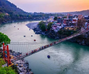 گنگا کے پانی کو ہندو مذہب میں انتہائی مبارک اور مقدس سمجھا جاتا ہے