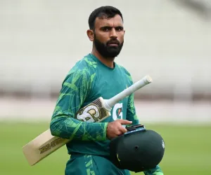 بال ٹیمپرنگ کے الزام میں فخر زمان پر دو میچوں کی پابندی عائد کردی گئی