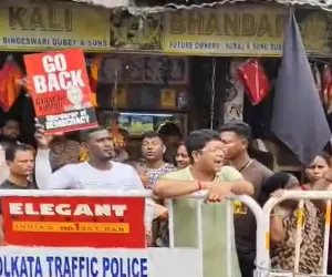 کولکتہ کے کالی گھاٹ مندر کے باہر چیف الیکشن کمشنر گیانیش کمار کو کالے جھنڈے دکھائے گئے