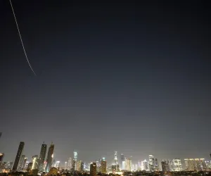 ٹرمپ اور ایران کی لفظی جنگ کے درمیان تل ابیب پر ایرانی میزائلوں کی بارش