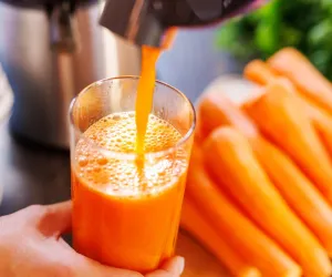 گاجر کا رس صحت کے لیے بہت فائدہ مند سمجھا جاتا ہے۔