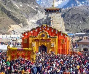 بابا کیدارناتھ کی پنچ مکھی اتسو ڈولی اومکاریشور مندر سے دھام کے لیے روانہ ہوتی ہے