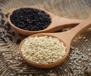 آیوروید میں، تل کو غذائیت کا خزانہ سمجھا جاتا ہے