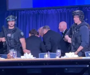 امریکہ میں وائٹ ہاؤس کے نامہ نگاروں کے عشائیے کے دوران شوٹنگ جس میں ٹرمپ  سمیت کئی اہلکار موجود تھے۔